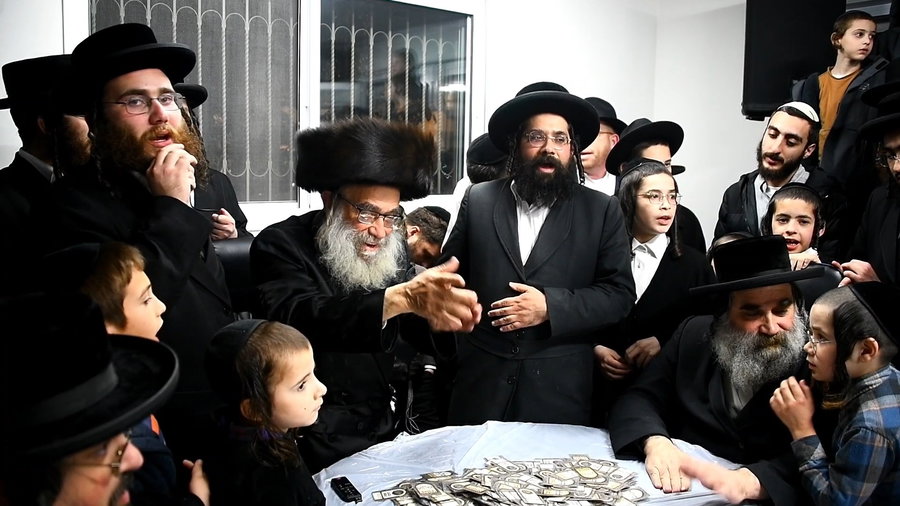 הגה"צ המקובל רבי גמליאל רבינוביץ בהדלקת נרות חנוכה