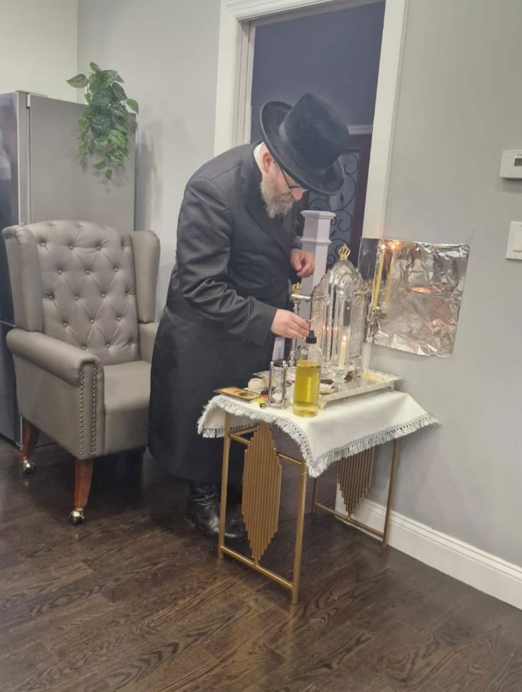 הרה"צ רבי יעקב יוסף טווערסקי מסקווירא בהדלקת נרות חנוכה