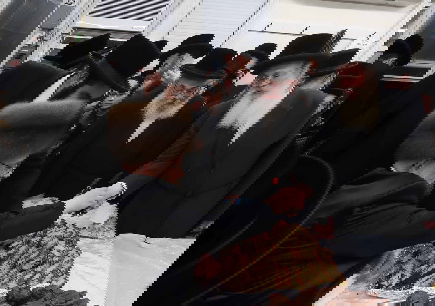 האדמו"ר מסקוירא ב"פ בהדלקת נרות חנוכה