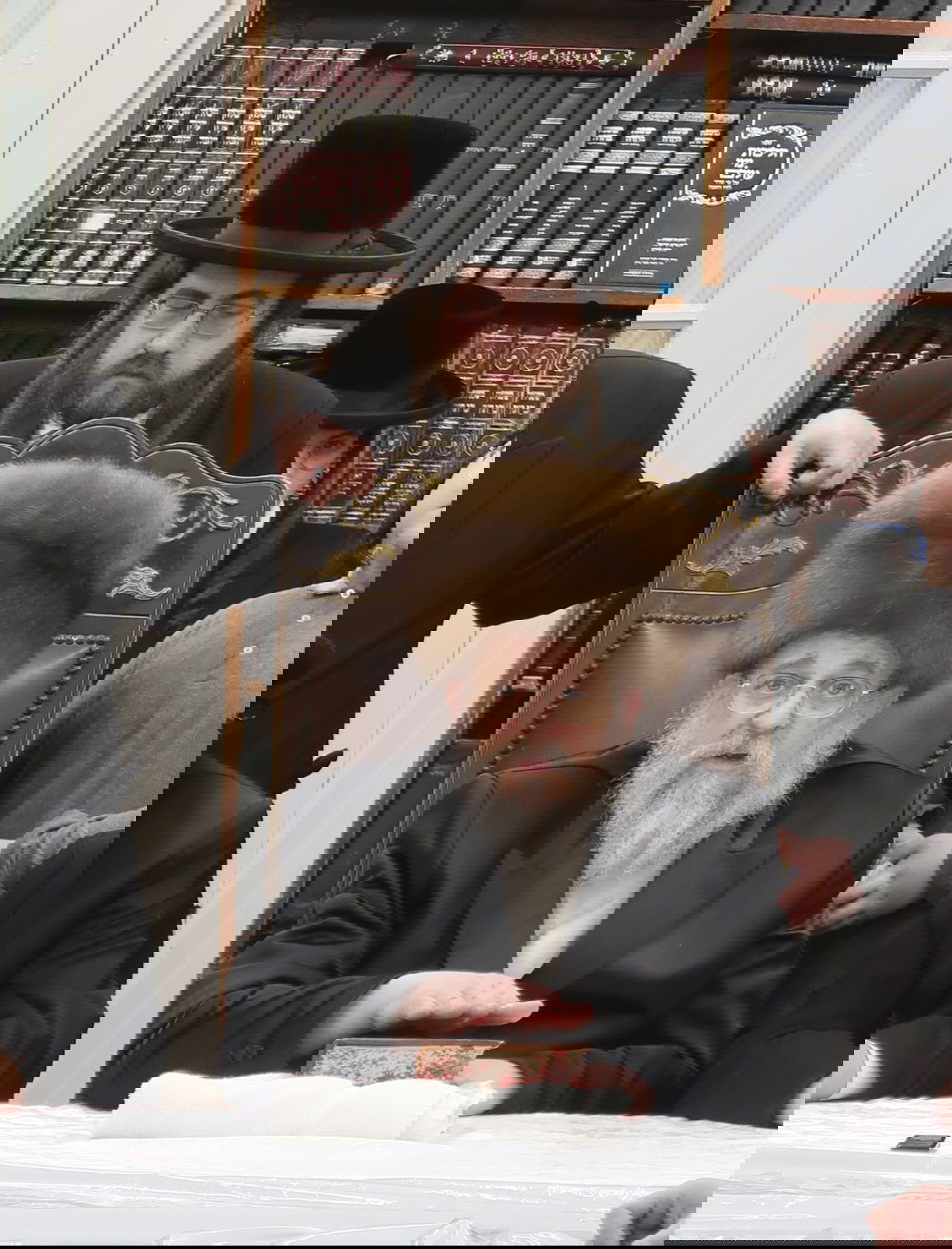 האדמו"ר מסקוירא ב"פ בהדלקת נרות חנוכה