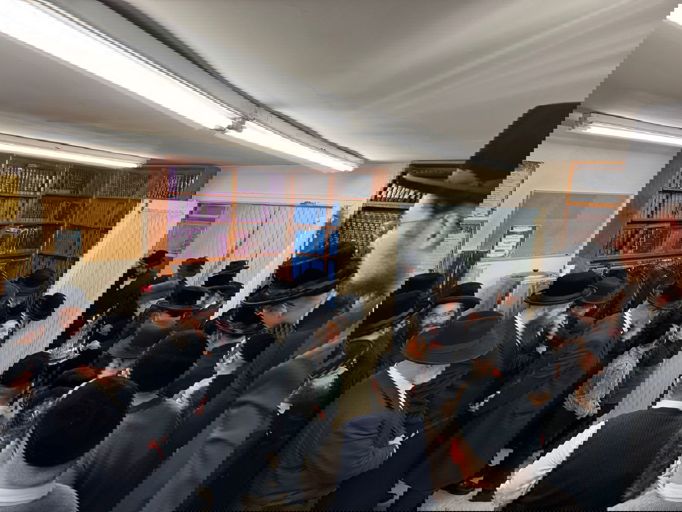 האדמו"ר מסקוירא ב"פ בהדלקת נרות חנוכה