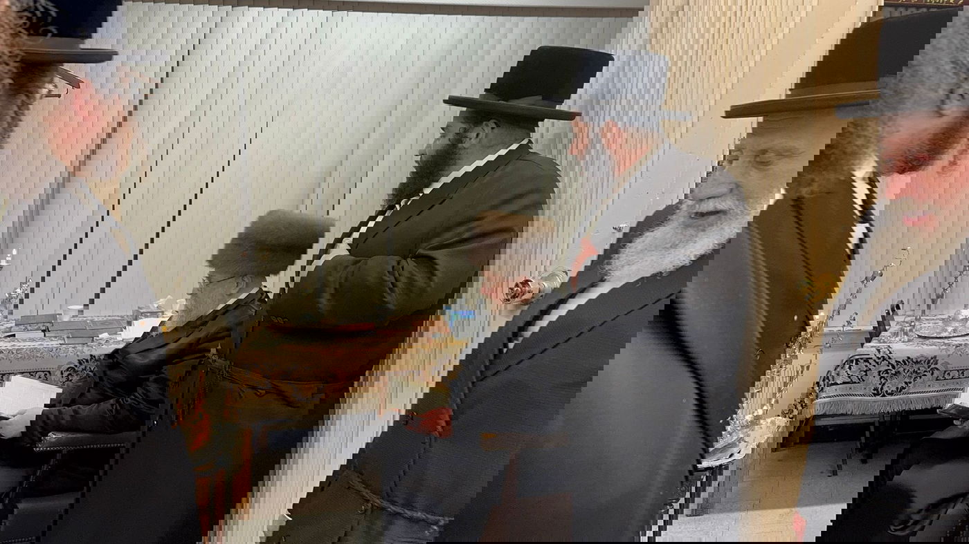 האדמו"ר מסקוירא ב"פ בהדלקת נרות חנוכה