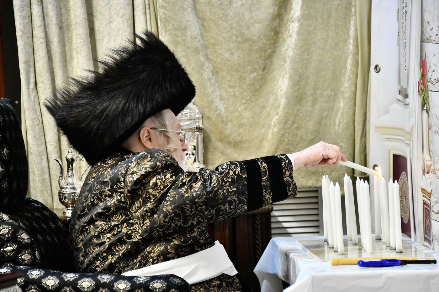 האדמו"ר מקרעטשניף בהדלקת נרות חנוכה