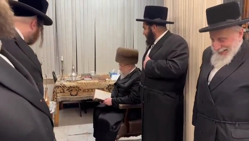 האדמו"ר מסקווירא ב"פ בהדלקת נרות חנוכה