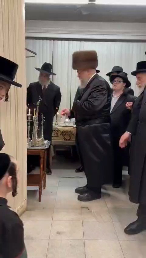 האדמו"ר מסקווירא ב"פ בהדלקת נרות חנוכה