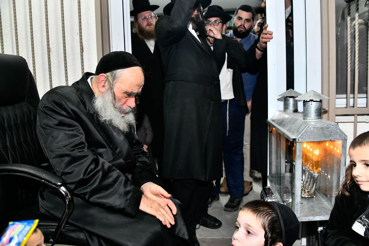 הגה"צ המקובל רבי גמליאל רבינוביץ בהדלקת נרות חנוכה