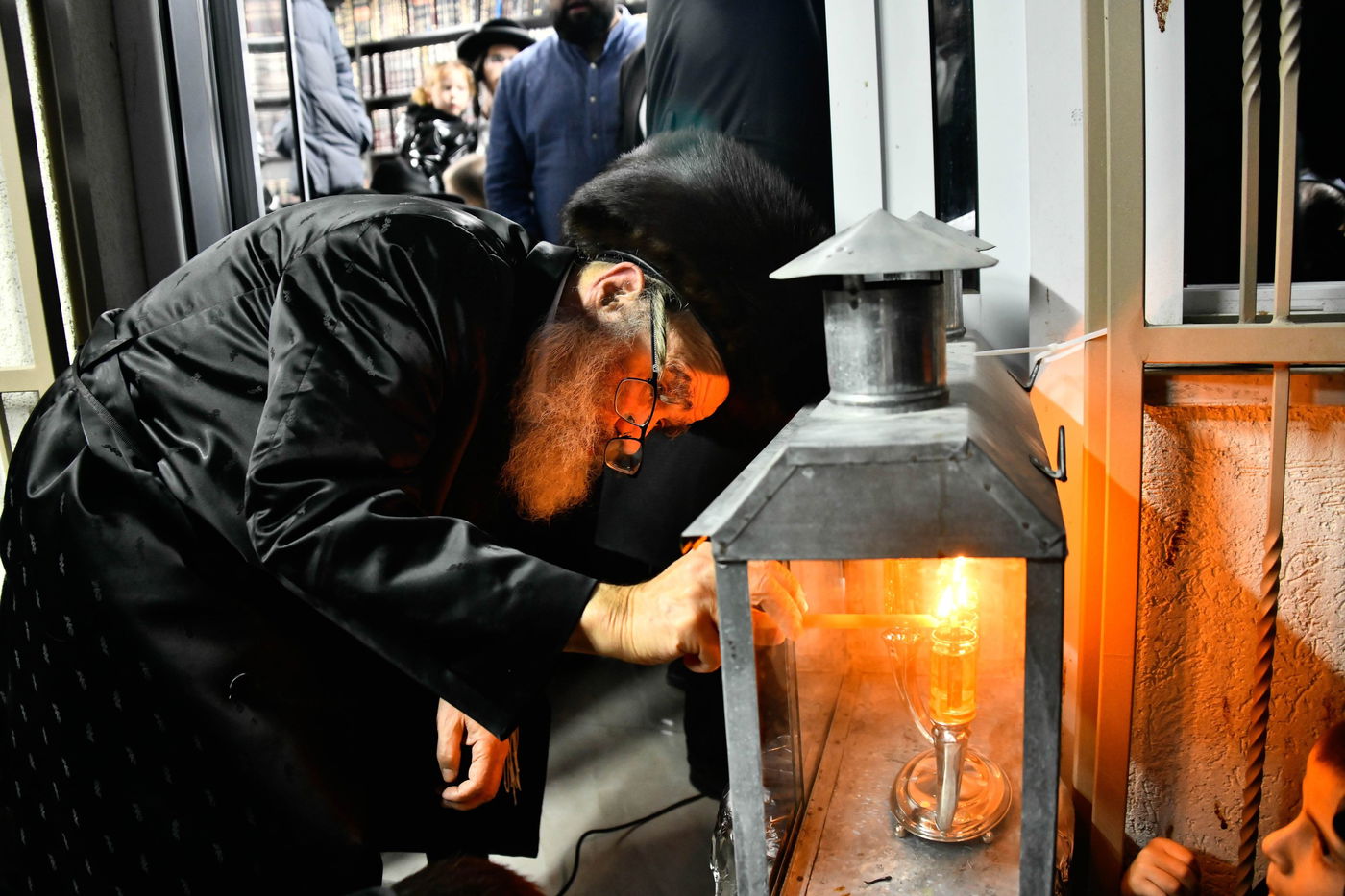 הגה"צ המקובל רבי גמליאל רבינוביץ בהדלקת נרות חנוכה
