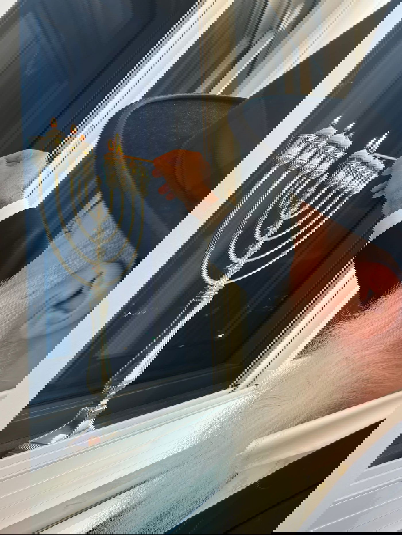 הגאון הרב יגאל כהן בהדלקת נרות חנוכה