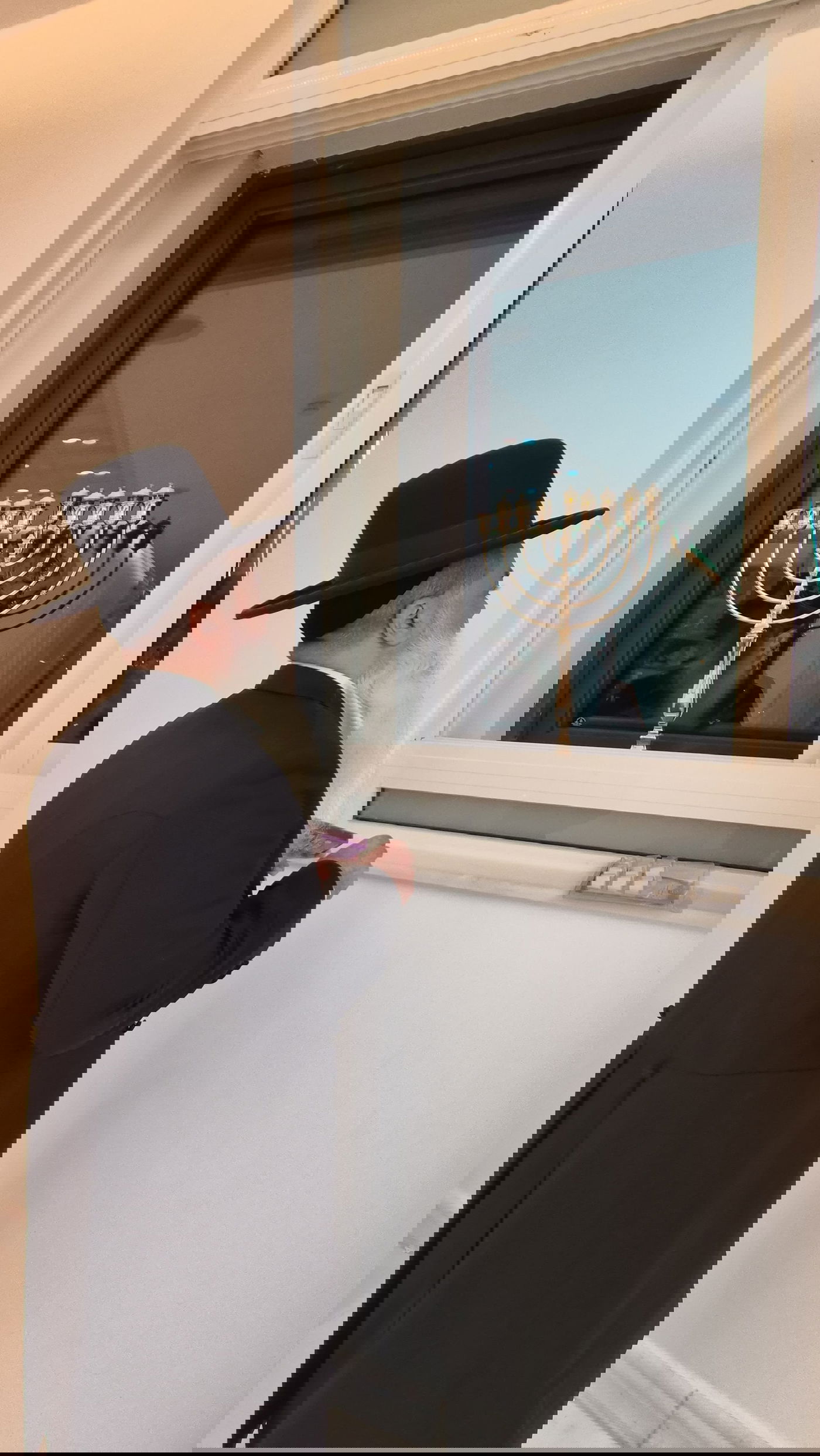 הגאון הרב יגאל כהן בהדלקת נרות חנוכה