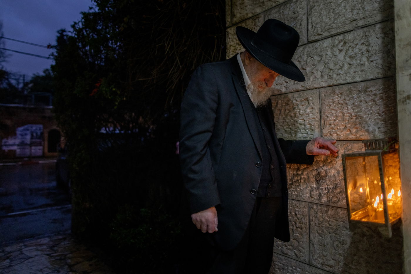 ניצול השואה הרב שמואל גפן בהדלקת נרות חנוכה במאה שערים