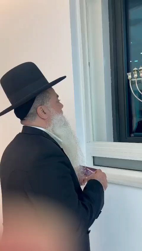 הגאון הרב יגאל כהן בהדלקת נרות חנוכה