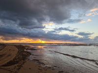 גלריה מרהיבה מאשדוד: נחל לכיש עולה על גדותיו וים סוער 