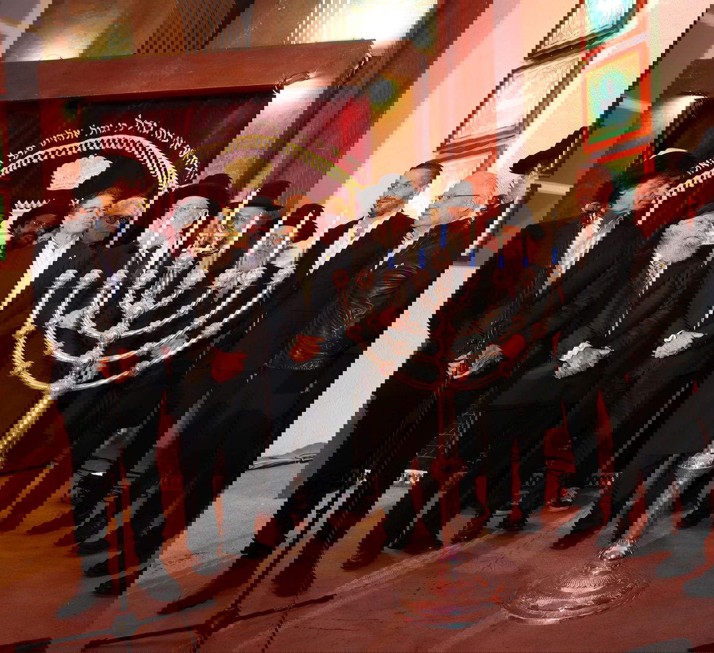 הדלקת נרות חנוכה בבית כנסת הגדול בתל אביב