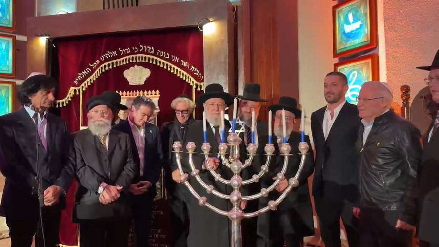 הדלקת נרות חנוכה בבית כנסת הגדול בתל אביב