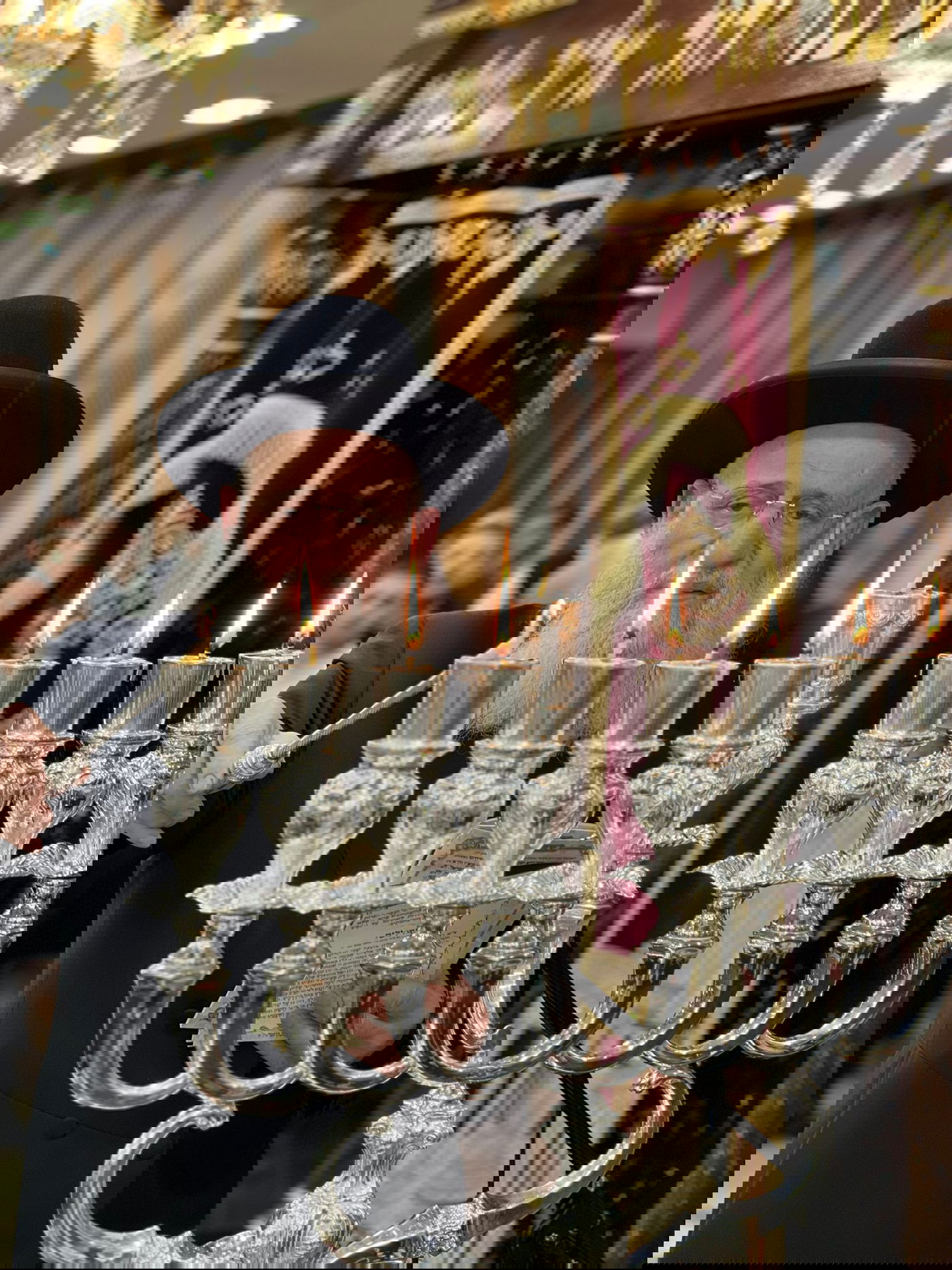 הגאון רבי ראובן אלבז בהדלקת נר חנוכה זאת חנוכה