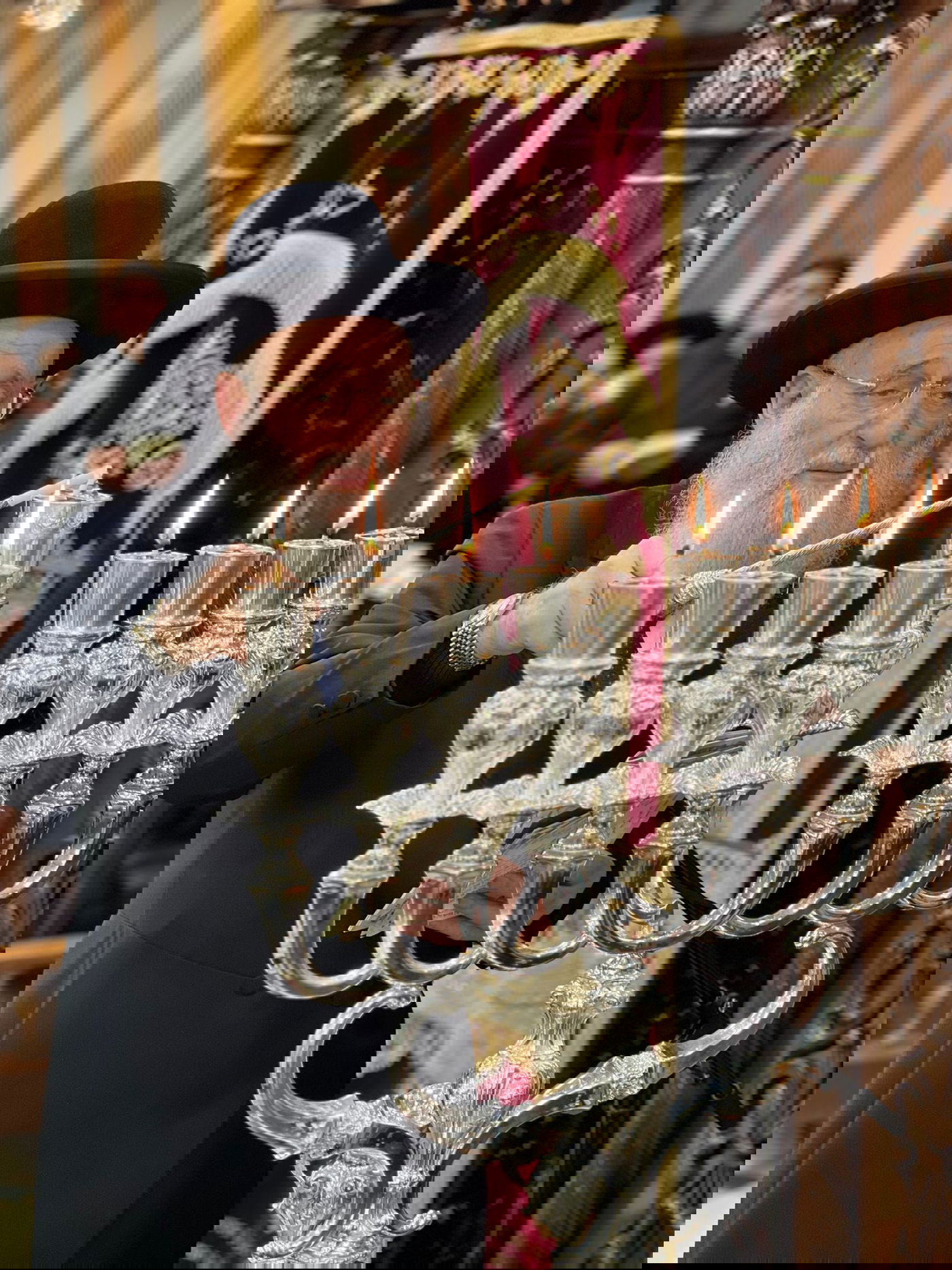 הגאון רבי ראובן אלבז בהדלקת נר חנוכה זאת חנוכה