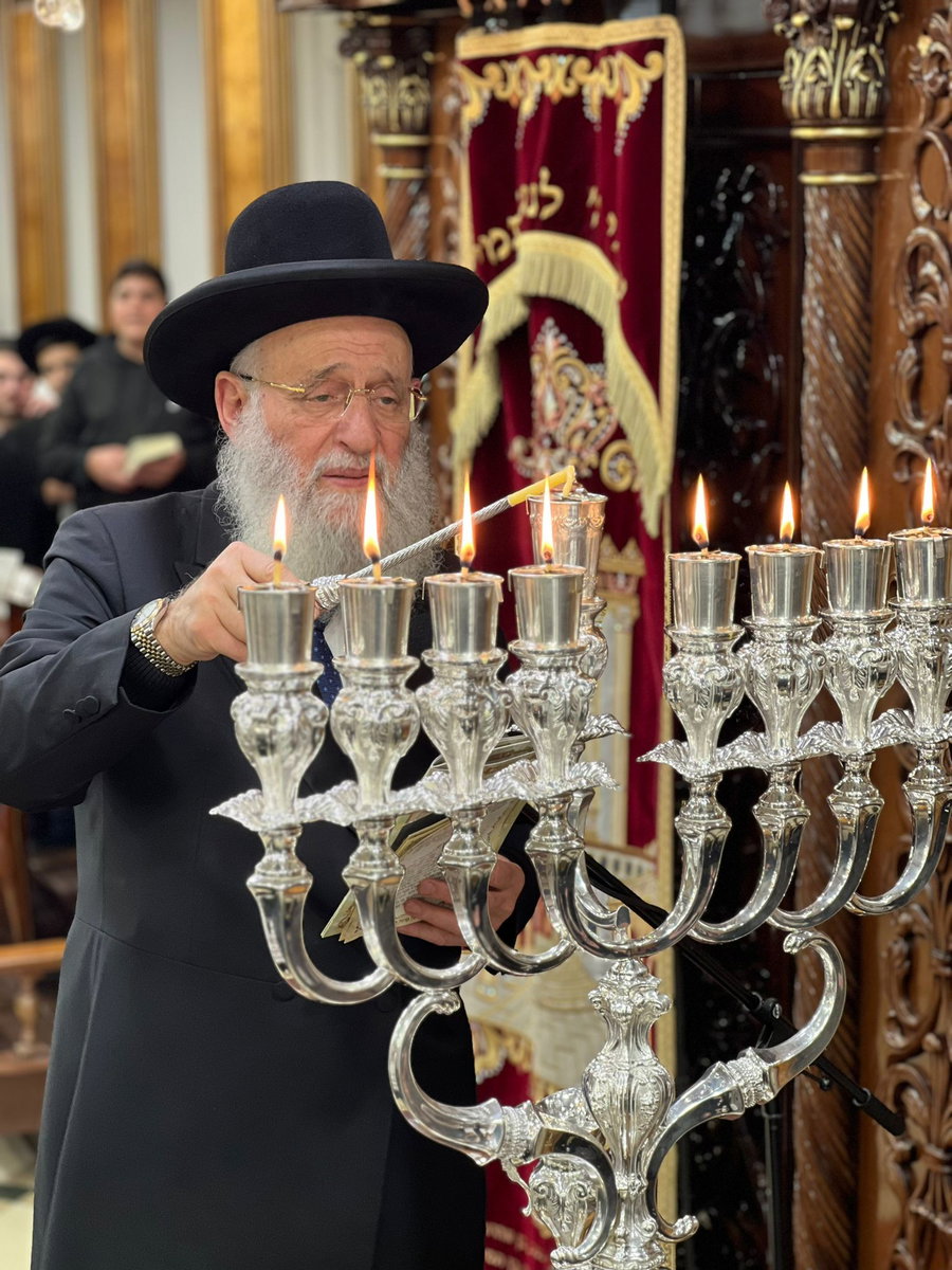 הגאון רבי ראובן אלבז בהדלקת נר חנוכה זאת חנוכה