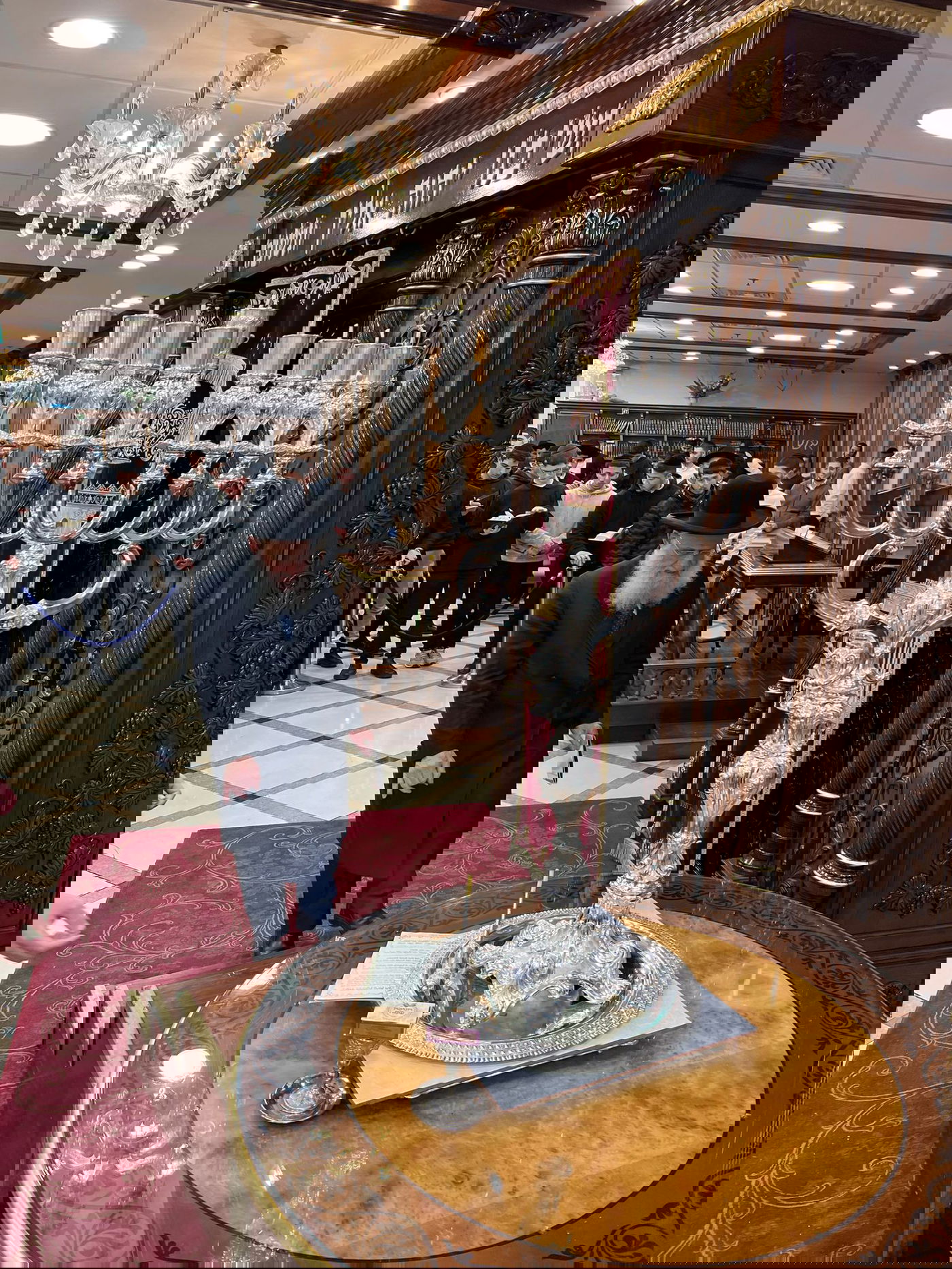 הגאון רבי ראובן אלבז בהדלקת נר חנוכה זאת חנוכה