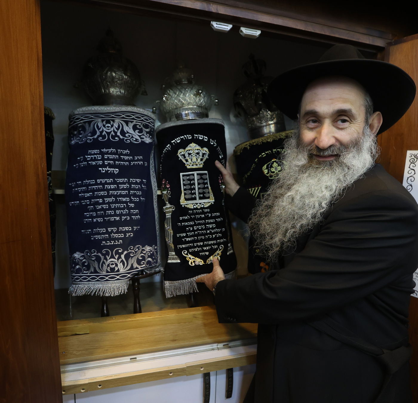 הרב שמיס מכניס את הס'ת לארון הקודש