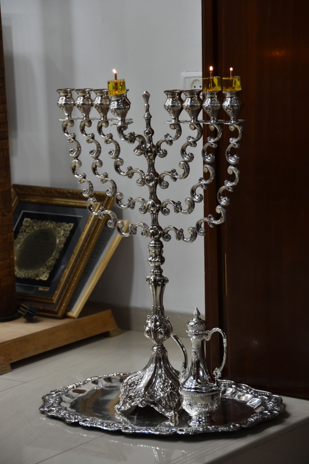 הגאון רבי יצחק דוד גרוסמן בהדלקת נרות חנוכה