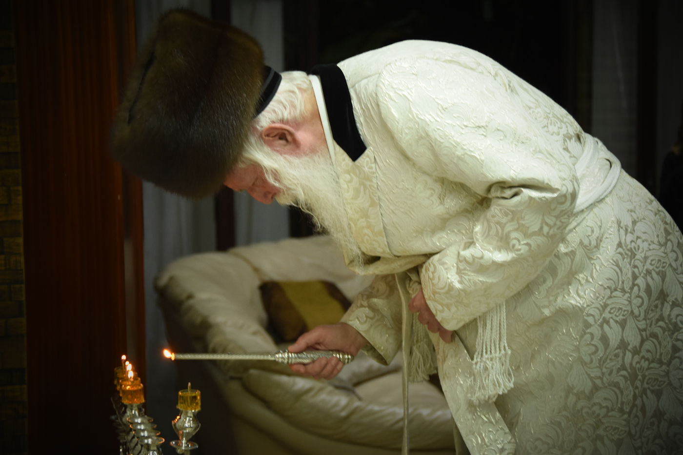 הגאון רבי יצחק דוד גרוסמן בהדלקת נרות חנוכה