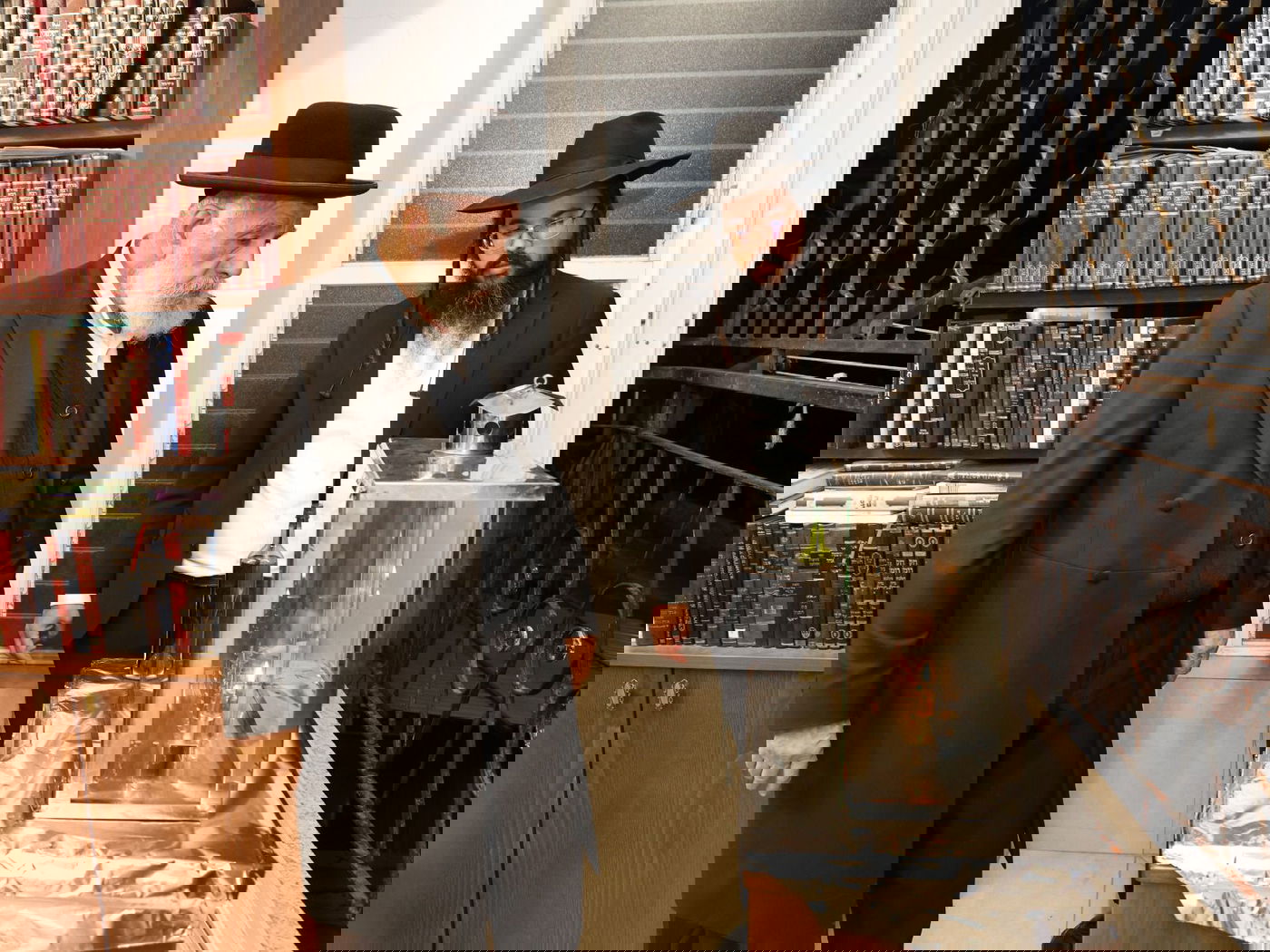 הגאון רבי שלמה מחפוד בהדלקת נרות חנוכה