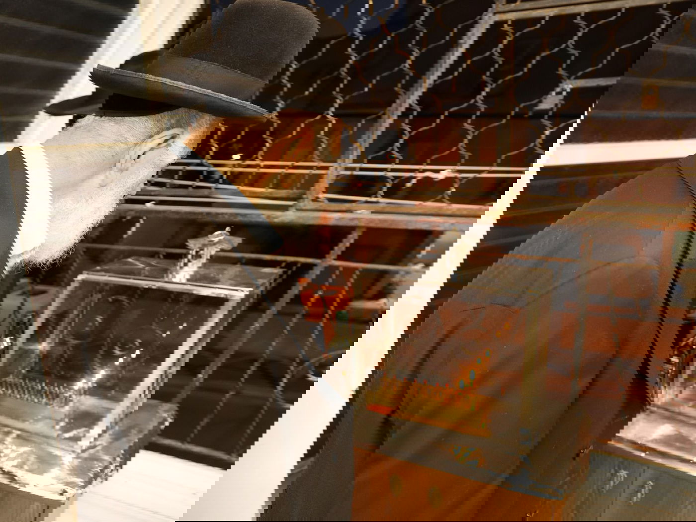 הגאון רבי שלמה מחפוד בהדלקת נרות חנוכה