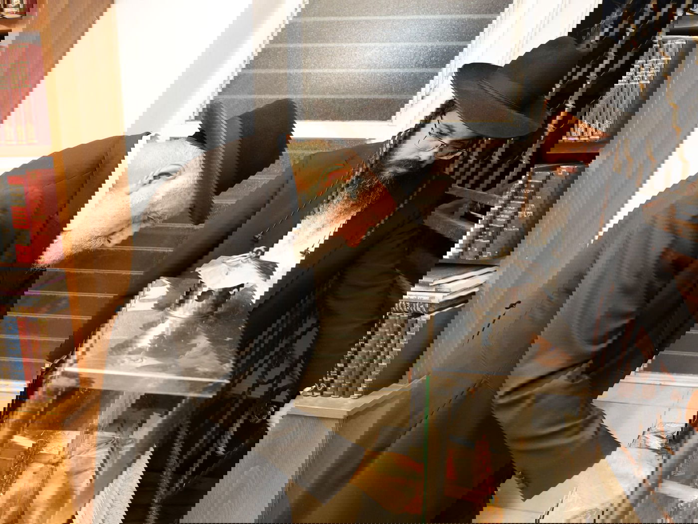 הגאון רבי שלמה מחפוד בהדלקת נרות חנוכה