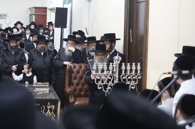 האדמו"ר מסאטמר בהדלקת נרות חנוכה בווילאמסבורג