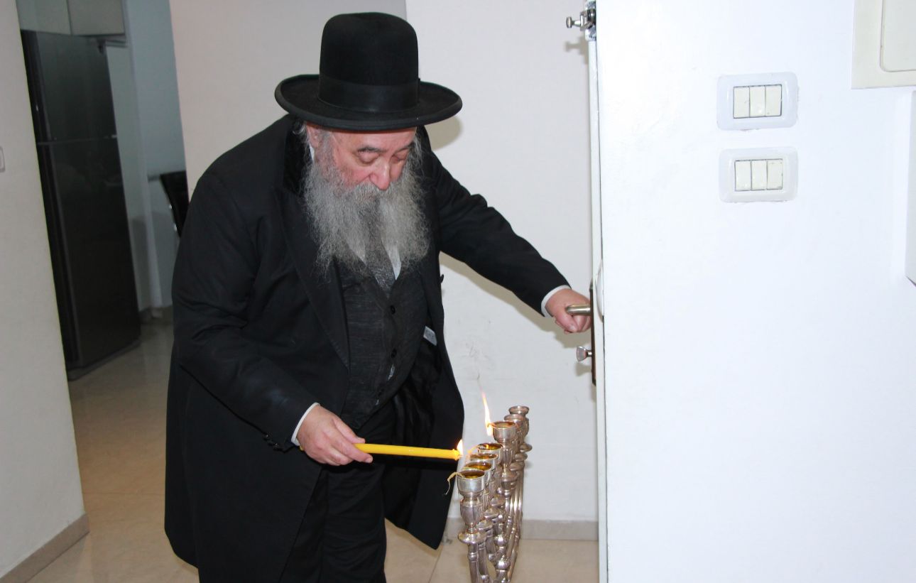 הגאון רבי משה חזקיהו בהדלקת נרות חנוכה