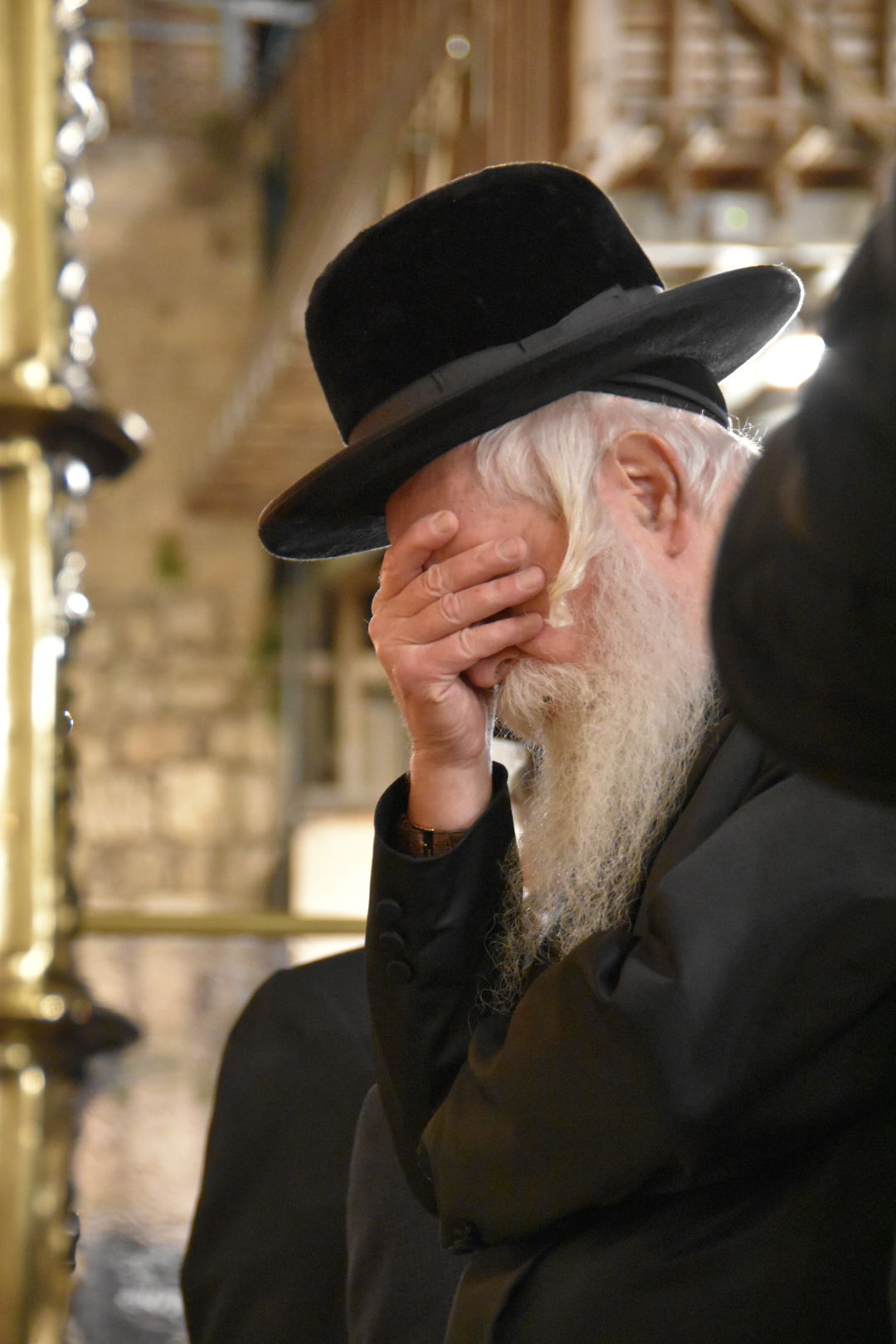 הגאון רבי יצחק דוד גרוסמן בהדלקת נרות חנוכה ע"י הכותל המערבי