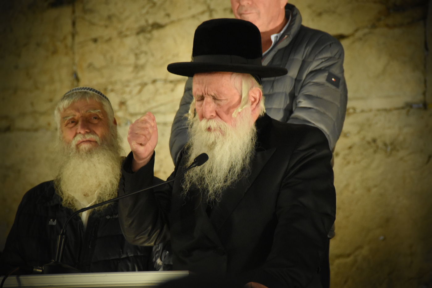 הגאון רבי יצחק דוד גרוסמן בהדלקת נרות חנוכה ע"י הכותל המערבי