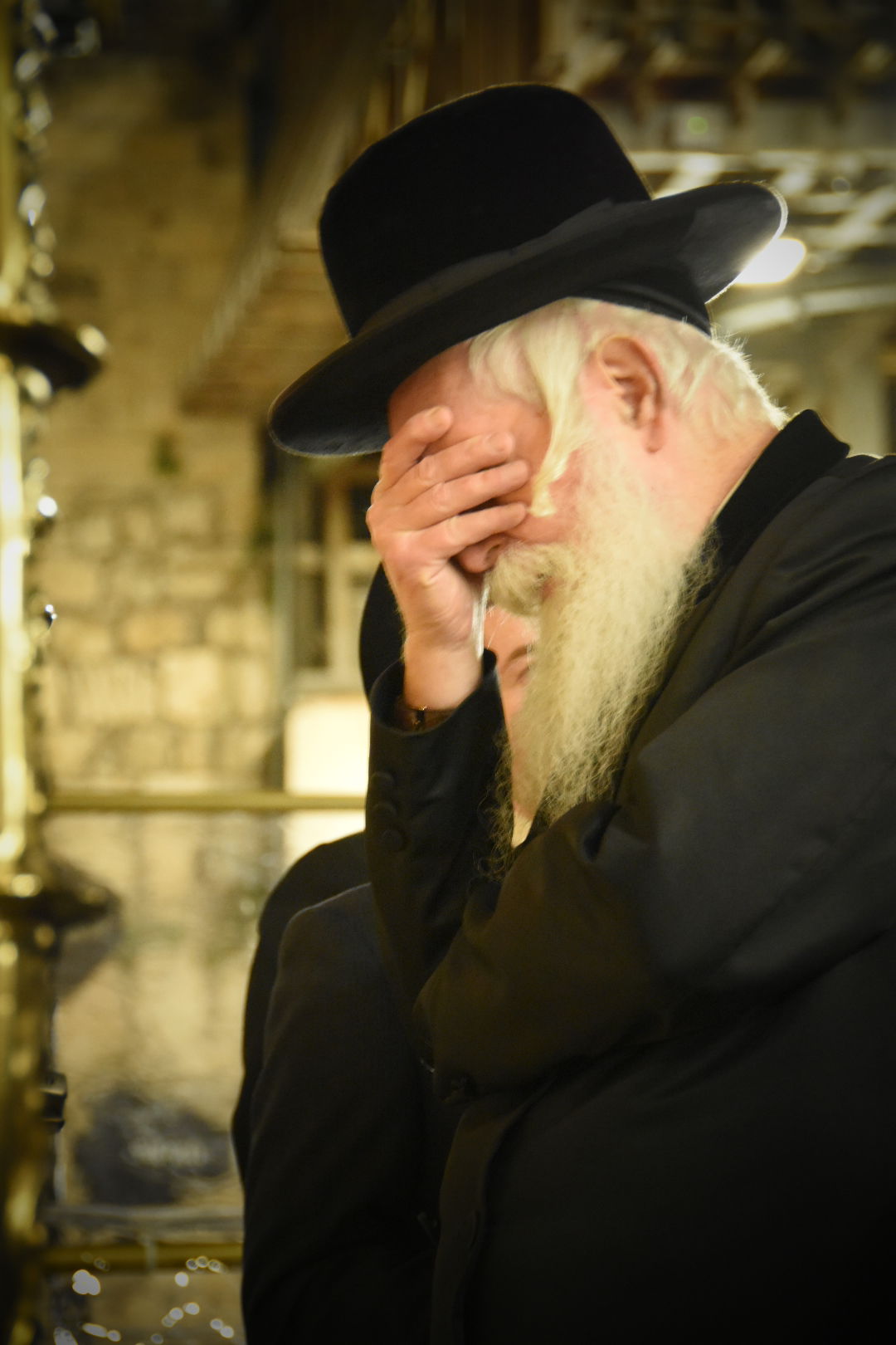 הגאון רבי יצחק דוד גרוסמן בהדלקת נרות חנוכה ע"י הכותל המערבי