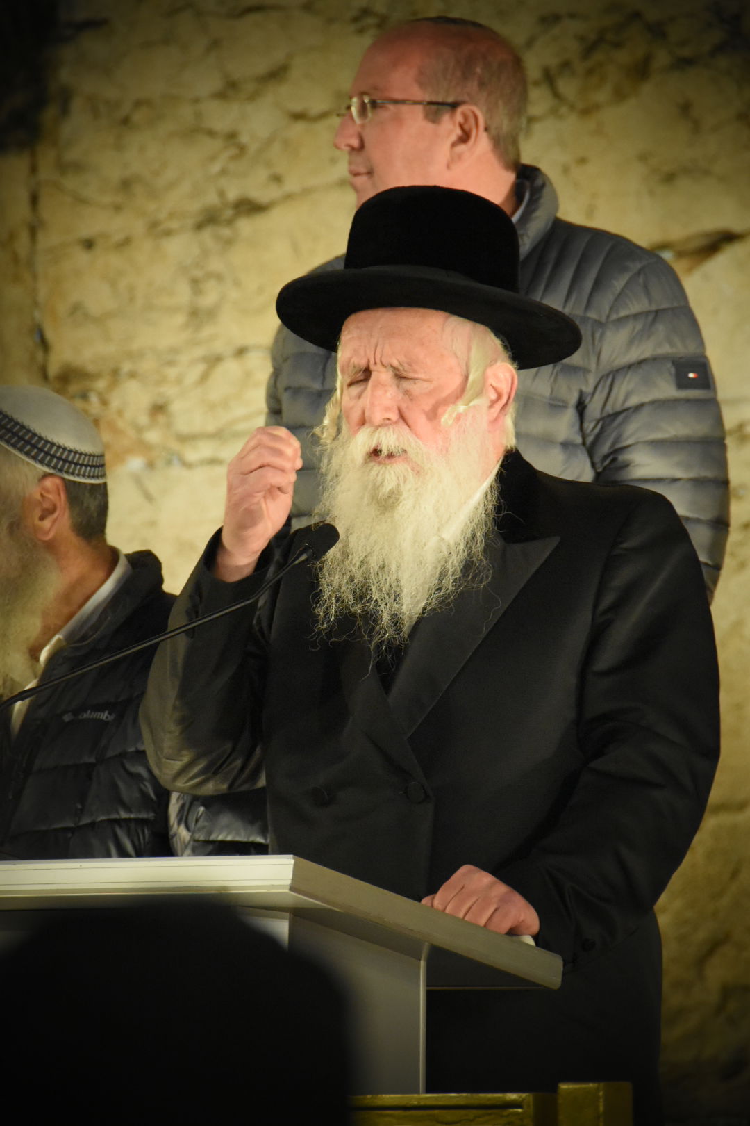 הגאון רבי יצחק דוד גרוסמן בהדלקת נרות חנוכה ע"י הכותל המערבי