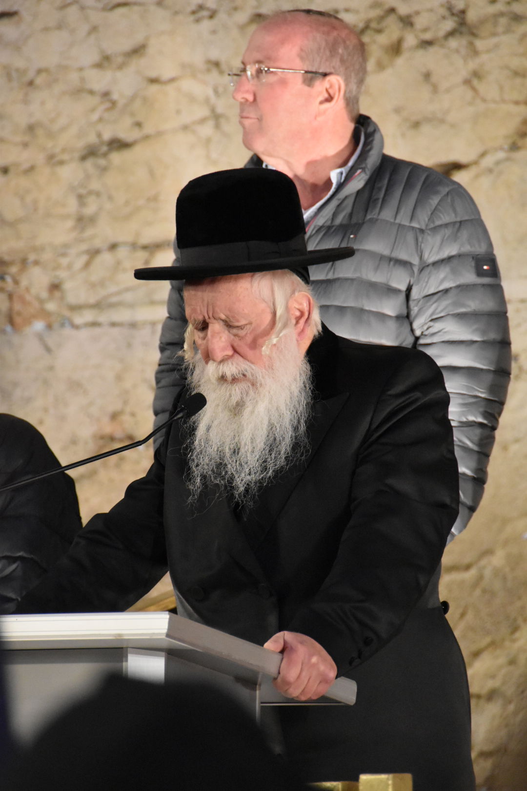 הגאון רבי יצחק דוד גרוסמן בהדלקת נרות חנוכה ע"י הכותל המערבי