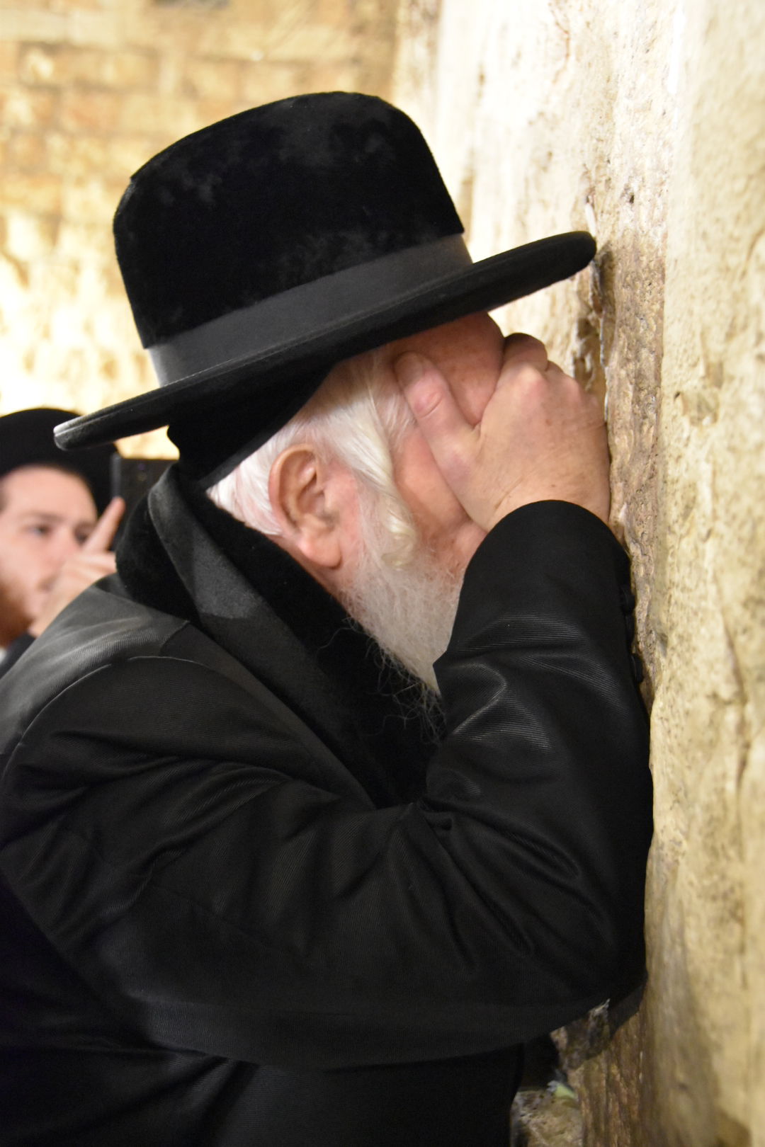 הגאון רבי יצחק דוד גרוסמן בהדלקת נרות חנוכה ע"י הכותל המערבי