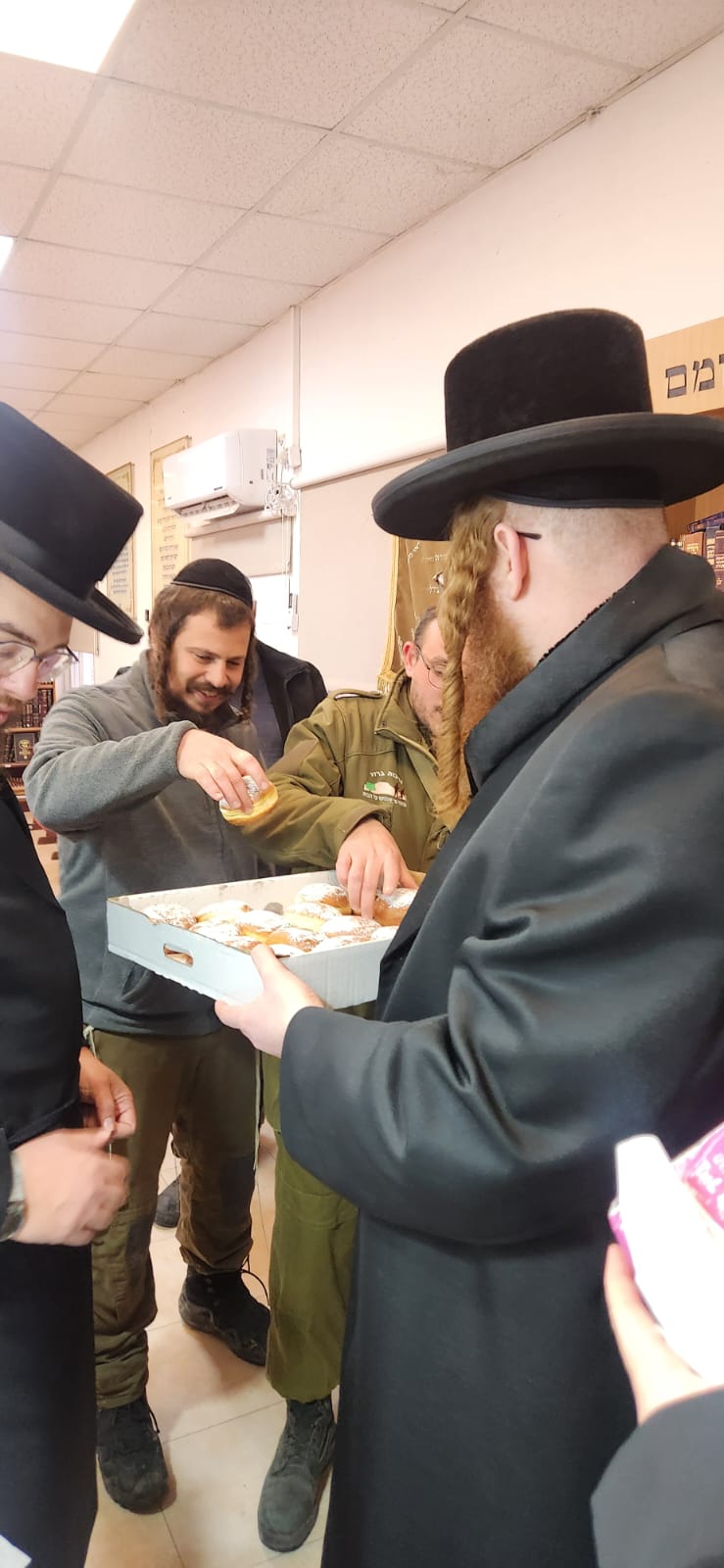 האדמו"ר מקאליב בביקור בגוש עציון בימי החנוכה