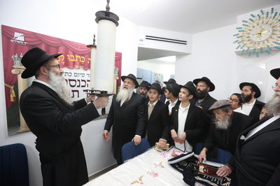 הרב שמיס- שזכה בהגרלת יד לאחים הכניס את ס"ת להיכל הישיבה שדרכה חזר בתשובה