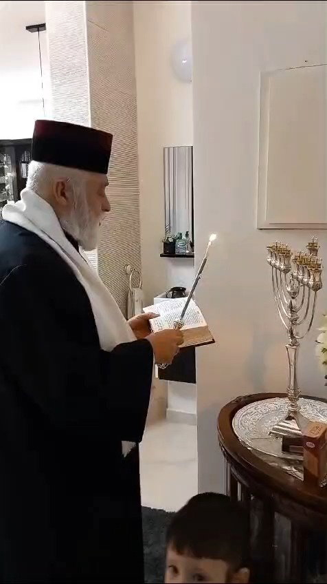 הגאון רבי אברהם מיכאל מאמאן בהדלקת נרות חנוכה