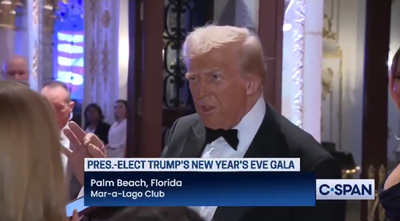 טראמפ מנופף באיום באצבעו, אמש