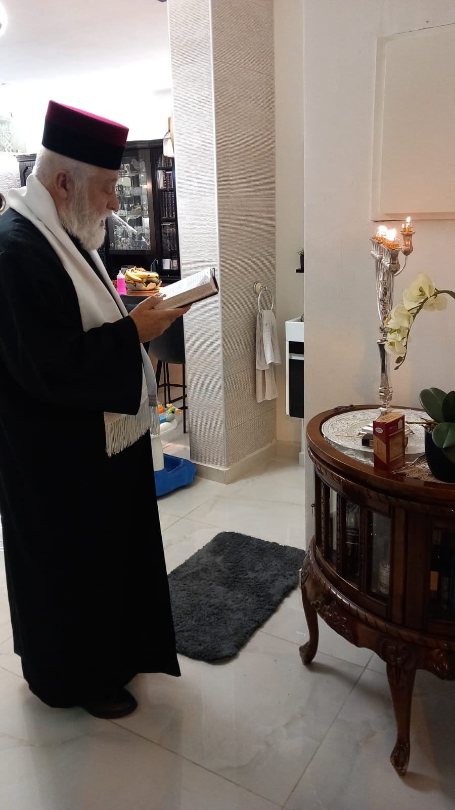 הגאון רבי אברהם מיכאל מאמאן בהדלקת נרות חנוכה