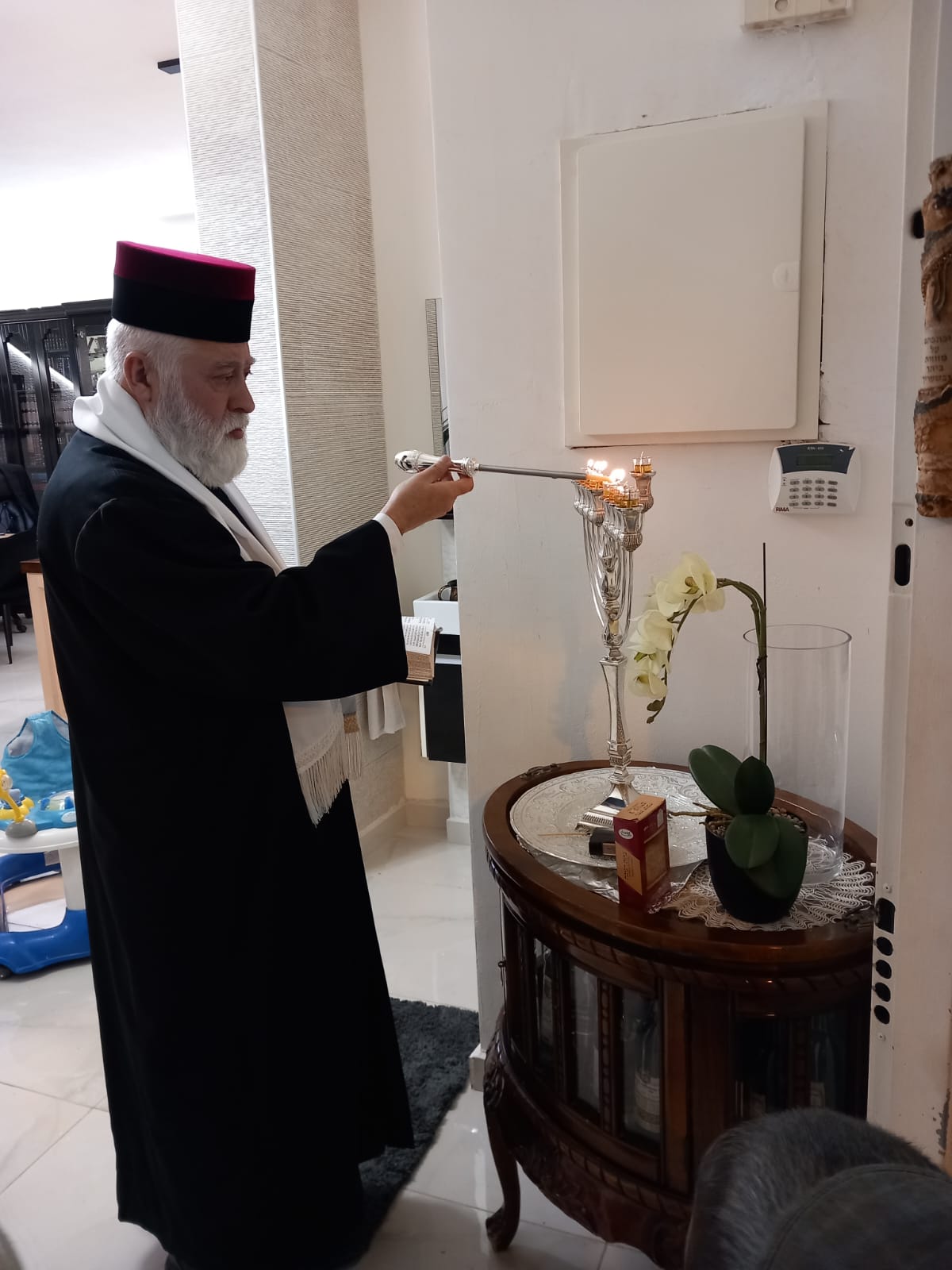 הגאון רבי אברהם מיכאל מאמאן בהדלקת נרות חנוכה