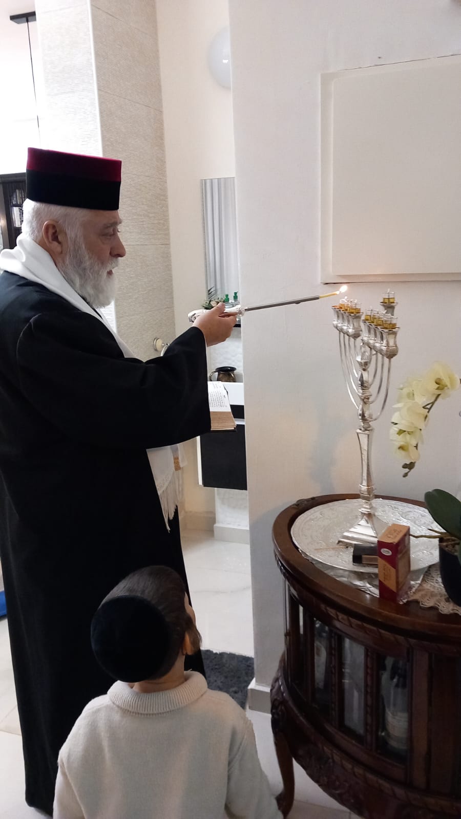 הגאון רבי אברהם מיכאל מאמאן בהדלקת נרות חנוכה