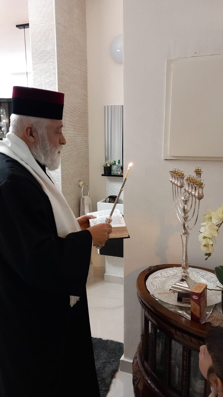 הגאון רבי אברהם מיכאל מאמאן בהדלקת נרות חנוכה