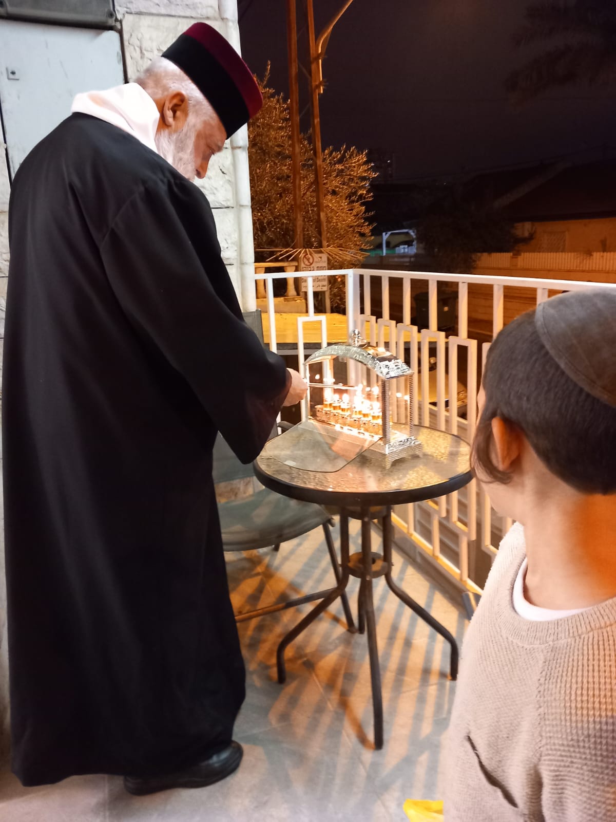 הגאון רבי אברהם מיכאל מאמאן בהדלקת נרות חנוכה