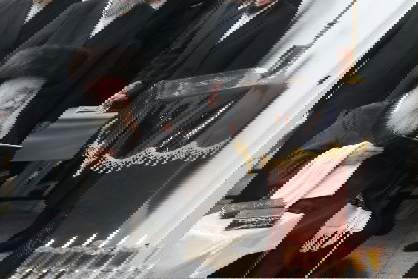 הגה"צ גאב"ד מאקאווא בהדלקת נרות חנוכה