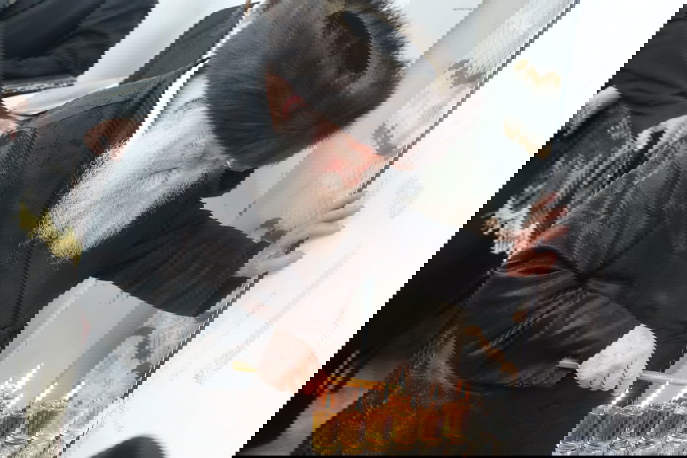 הגה"צ גאב"ד מאקאווא בהדלקת נרות חנוכה