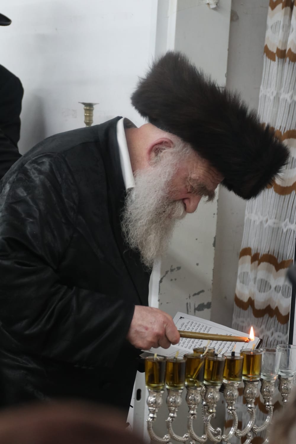 הגה"צ גאב"ד מאקאווא בהדלקת נרות חנוכה