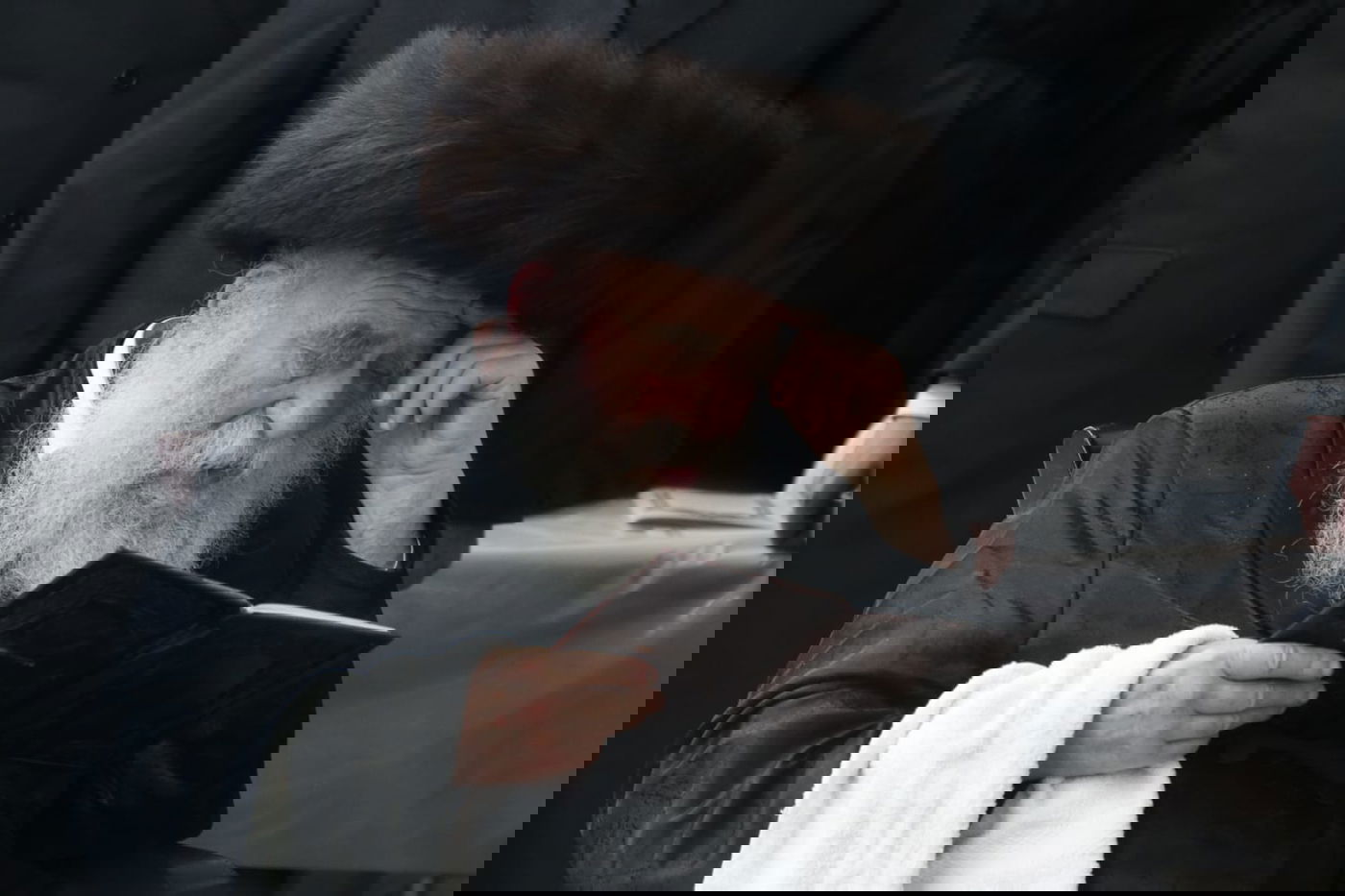 הגה"צ גאב"ד מאקאווא בהדלקת נרות חנוכה