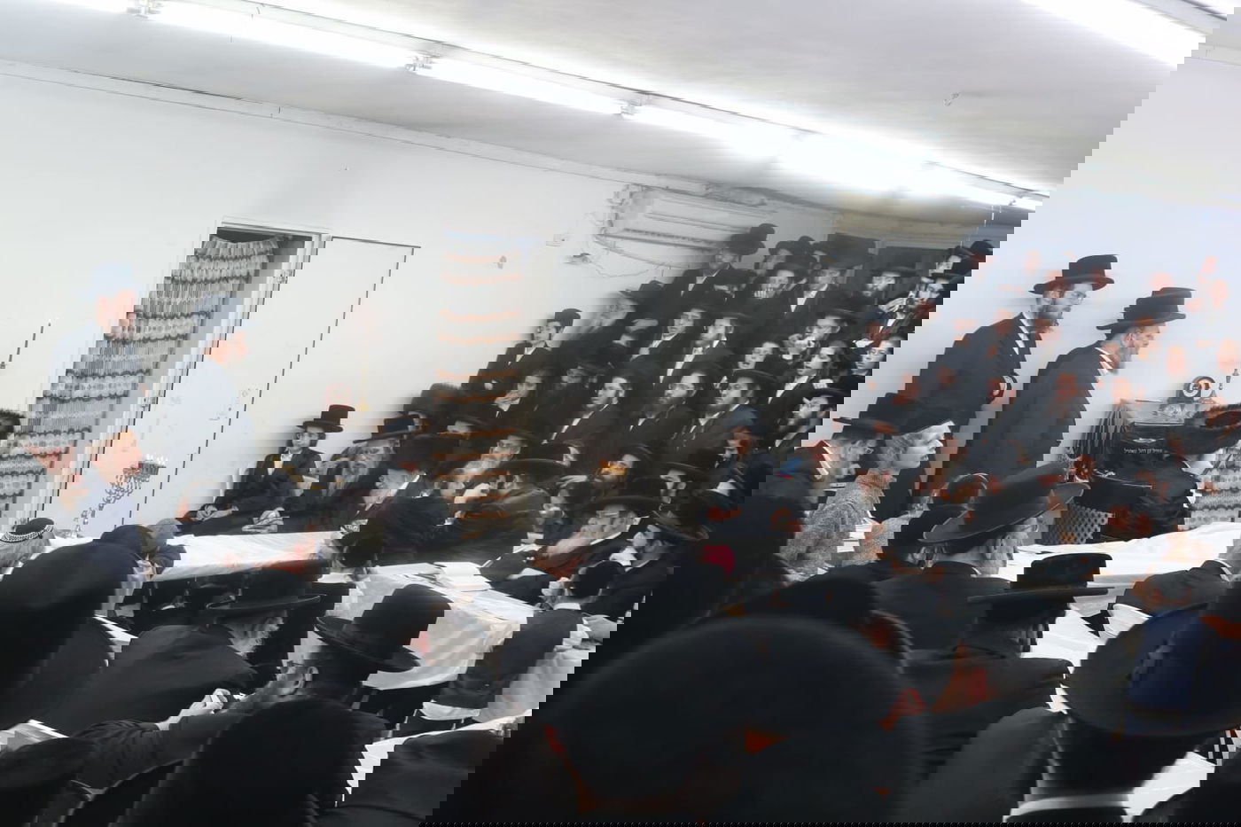 הגה"צ גאב"ד מאקאווא בהדלקת נרות חנוכה